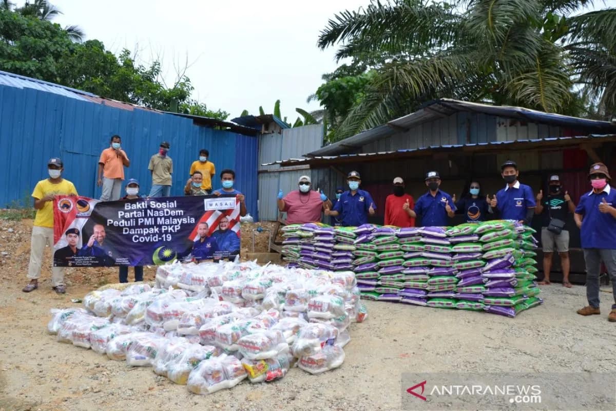 Partai NasDem melakukan Bakti Sosial Peduli Pekerja Migran Indonesia (PMI) Terdampak COVID-19 di Malaysia dengan membagikan 10.000 paket sembako di 172 titik padat penduduk di sekitar Kuala Lumpur dan Selangor. ANTARA Foto/Agus (1)