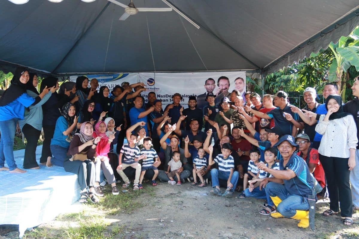 Ketua Umum Dewan Pimpinan Pusat (DPP) Partai Nasional Demokrat (NasDem), Surya Paloh, bersama Ketua Bappilu NasDem Prananda Paloh melalui Perwakilan Luar Negeri Partai NasDem di Malaysia melaksanakan penyembelihan hewan kurban. Kegiatan ini dilaksanakan di Kampung Sungai Penchala, Kuala Lumpur, Malaysia, Selasa (18/6/2024).(Dok. NasDem) Artikel ini telah tayang di Kompas.com dengan judul 