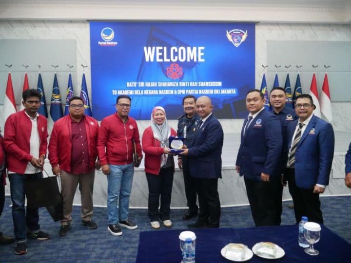 Wakil Ketua Bappilu DPW NasDem Jakarta, Hendi Pradesta, menerima perwakilan UMNO saat berkunjung ke ABN NasDem. Foto: Istimewa.