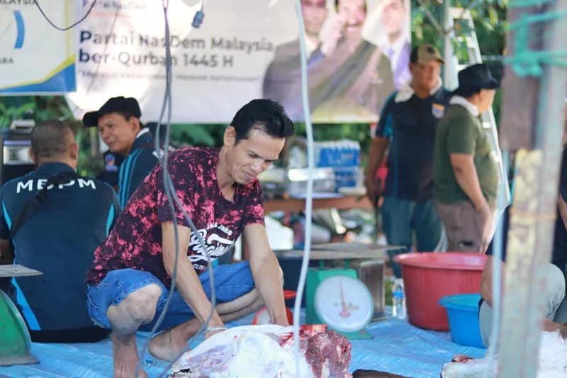 KETUA Umum DPP Partai NasDem Surya Paloh dan Ketua Bappilu DPP Partai NasDem Prananda Surya Paloh memberikan hewan kurban berupa dua ekor sapi untuk pekerja migran Indonesia (PMI) di Kampung Sungai Penchala, Kuala Lumpur, Malaysia. Selasa (18/6).